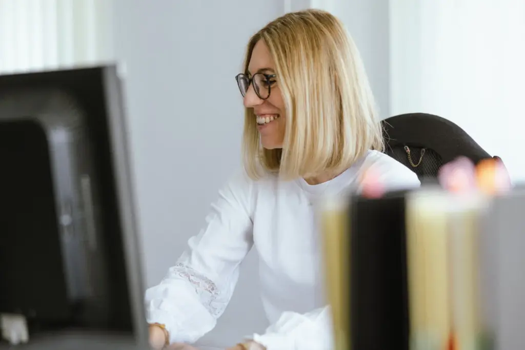 Mitarbeiterin der ATS Treuhand am Arbeitsplatz