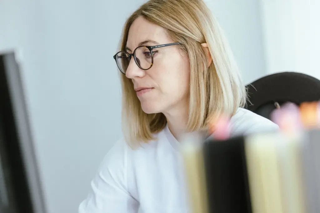 Mitarbeiterin der ATS Treuhand im Gespräch